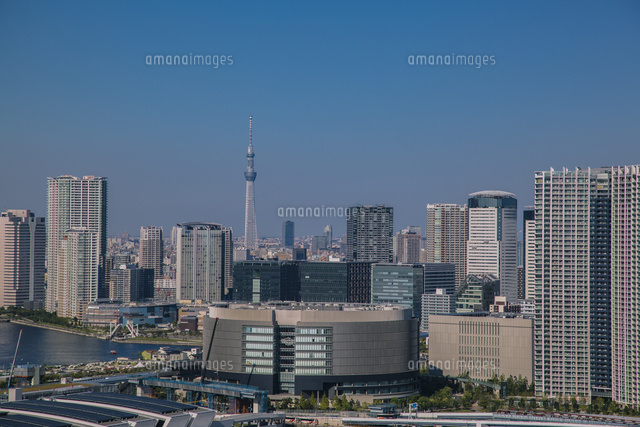 豊洲のビル群と東京スカイツリー の写真素材 イラスト素材 アマナイメージズ