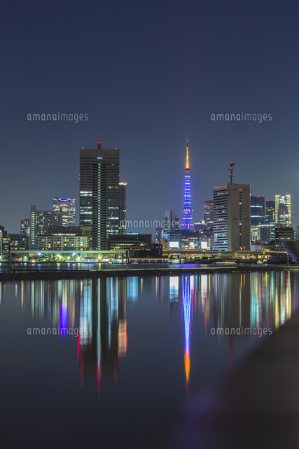 水面に映る東京タワーと周辺ビル群の夜景 の写真素材 イラスト素材 アマナイメージズ