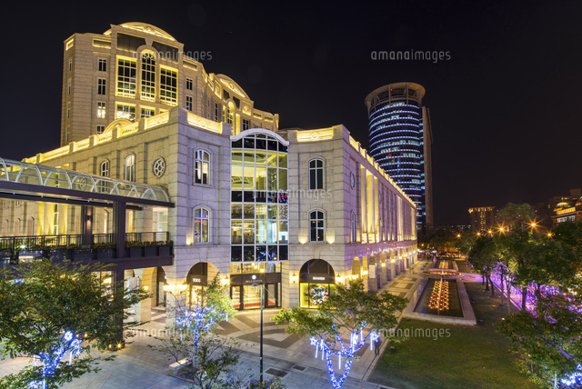 高級百貨店 Bellavita と ビジネスビルの夜景 台北市 の写真素材 イラスト素材 アマナイメージズ