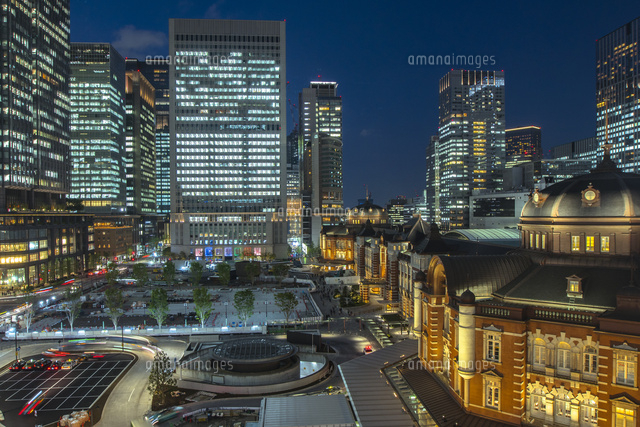 東京駅丸の内駅舎と駅前広場の夜景 の写真素材 イラスト素材 アマナイメージズ