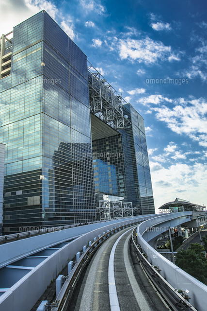 ゆりかもめテレコムセンター駅とテレコムセンタービル の写真素材 イラスト素材 アマナイメージズ