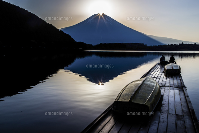 早朝の田貫湖のダイヤモンド富士[11019039881]の写真・イラスト素材