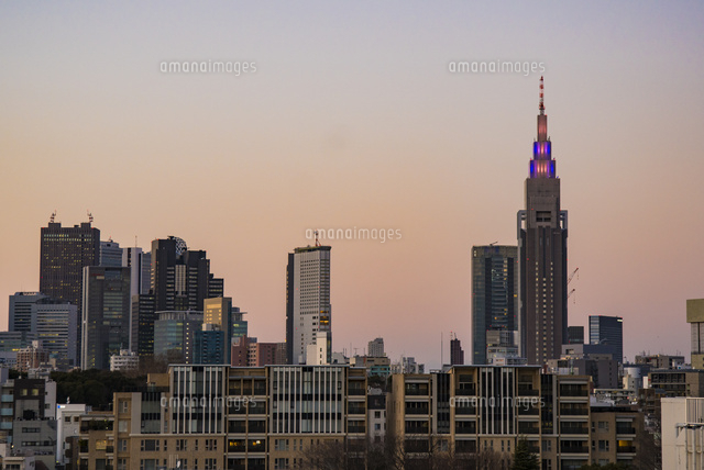 原宿から望む新宿周辺の高層ビル群 夕景 の写真素材 イラスト素材 アマナイメージズ