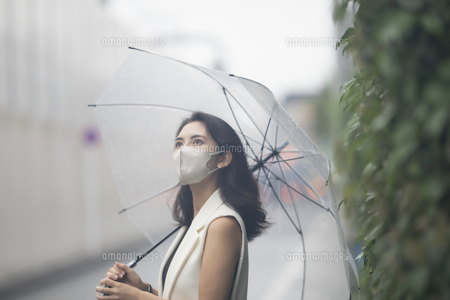 傘をさすマスク姿の女性 の写真素材 イラスト素材 アマナイメージズ