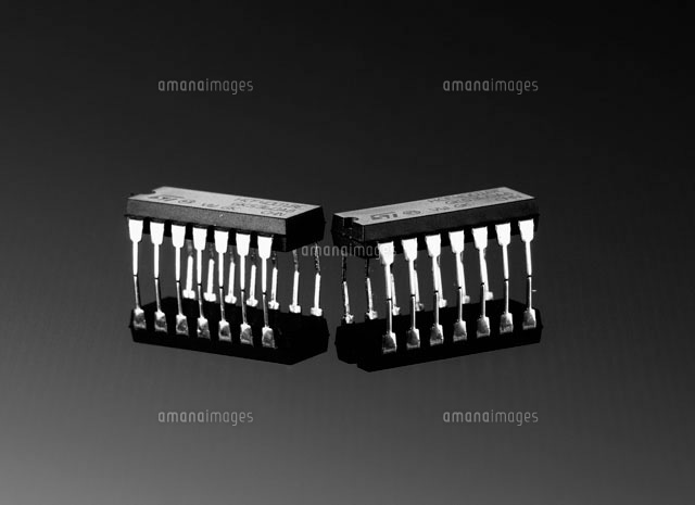 Two computer chips[11021002935]の写真素材・イラスト素材｜アマナイメージズ