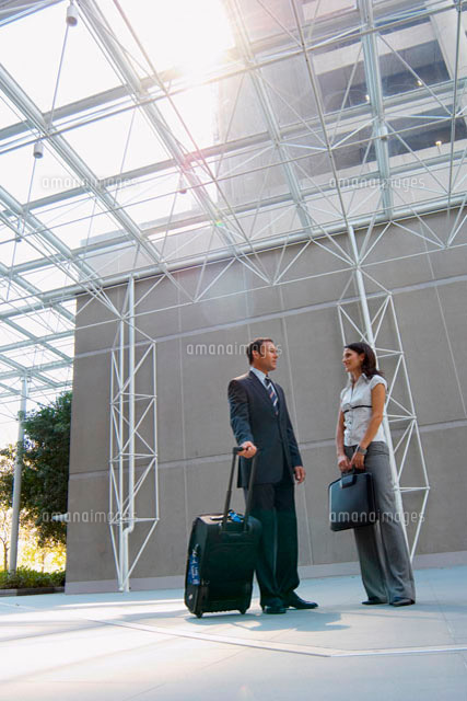 Two Businesspeople Talking In Lobby の写真素材 イラスト素材 アマナイメージズ