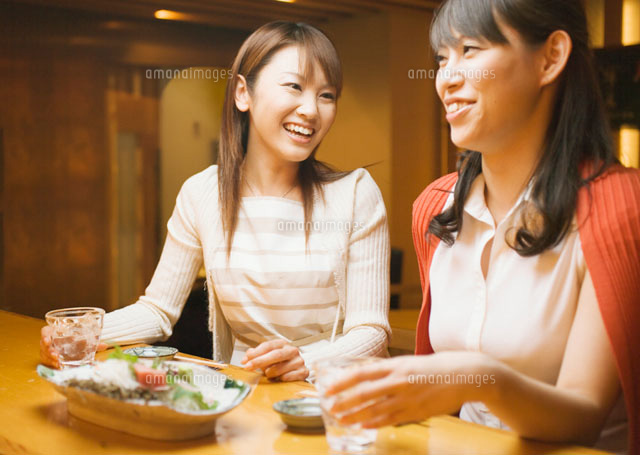居酒屋の女性たち の写真素材 イラスト素材 アマナイメージズ