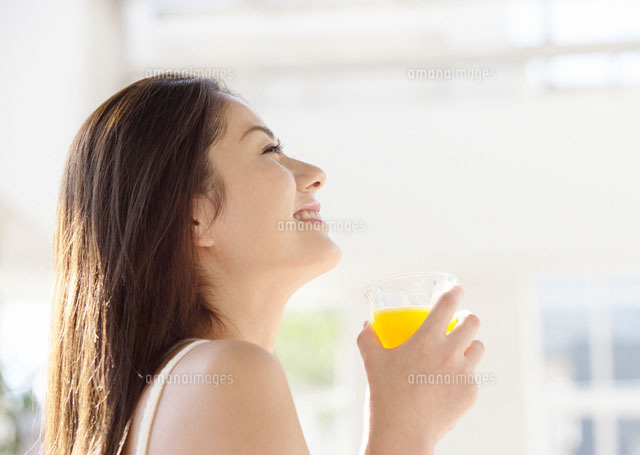 オレンジジュースを飲む若い女性 の写真素材 イラスト素材 アマナイメージズ オレンジジュースを飲む若い女性 の写真素材 イラスト素材 アマナイメージズ