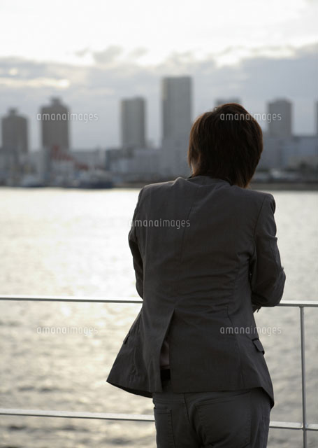 若い男性の後ろ姿 の写真素材 イラスト素材 アマナイメージズ