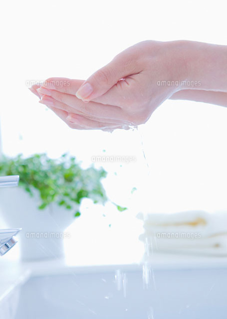 水を掬う女性の手元 の写真素材 イラスト素材 アマナイメージズ