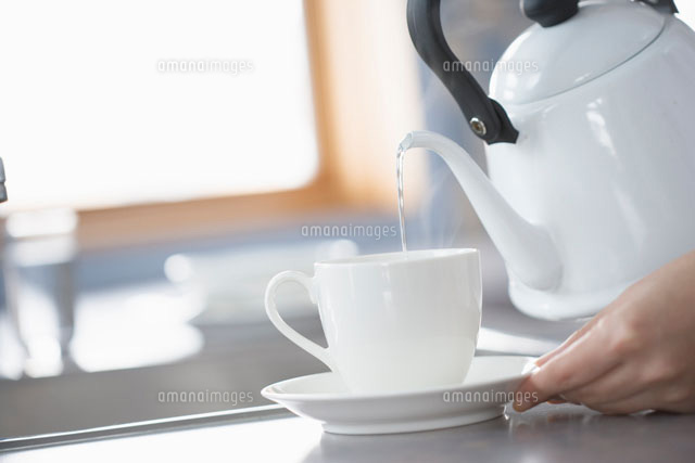 お湯をそそがれるコーヒーカップ の写真素材 イラスト素材 アマナイメージズ