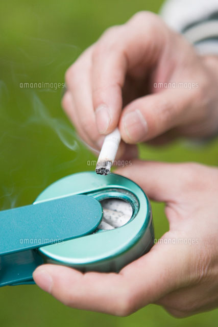 携帯灰皿とタバコ の写真素材 イラスト素材 アマナイメージズ