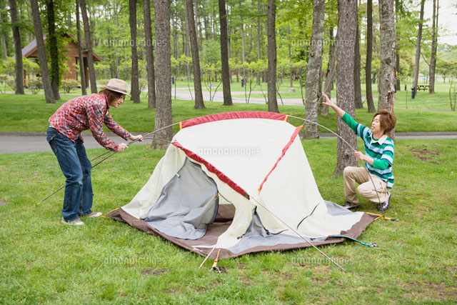 テントの設営 の写真素材 イラスト素材 アマナイメージズ