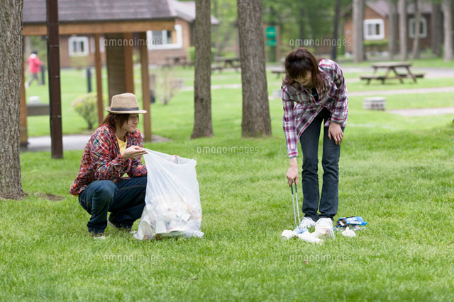 ゴミを拾うカップル の写真素材 イラスト素材 アマナイメージズ