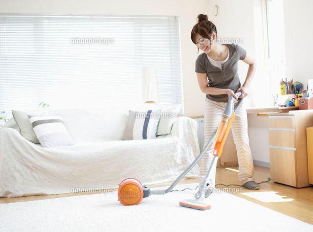 掃除機をかける女性 の写真素材 イラスト素材 アマナイメージズ 掃除機をかける女性 の写真素材 イラスト素材 アマナイメージズ