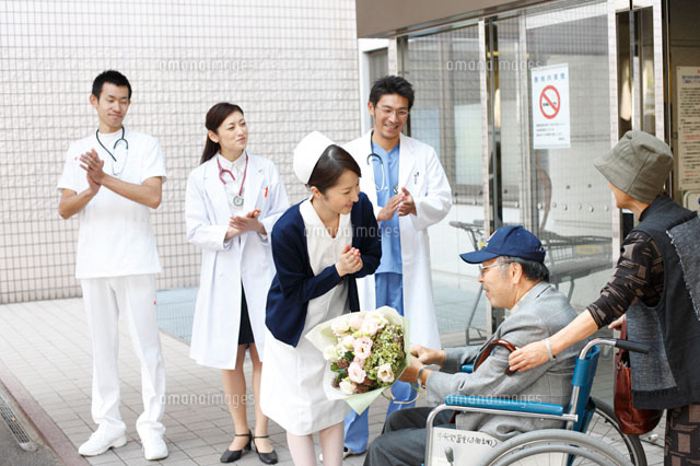 退院していく患者 の写真素材 イラスト素材 アマナイメージズ