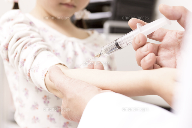 子供に注射する中高年男性医師 の写真素材 イラスト素材 アマナイメージズ