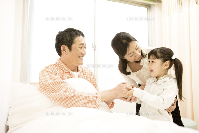 病室で夫を見舞う妻と子供 の写真素材 イラスト素材 アマナイメージズ 病室で夫を見舞う妻と子供 の写真素材 イラスト素材 アマナイメージズ