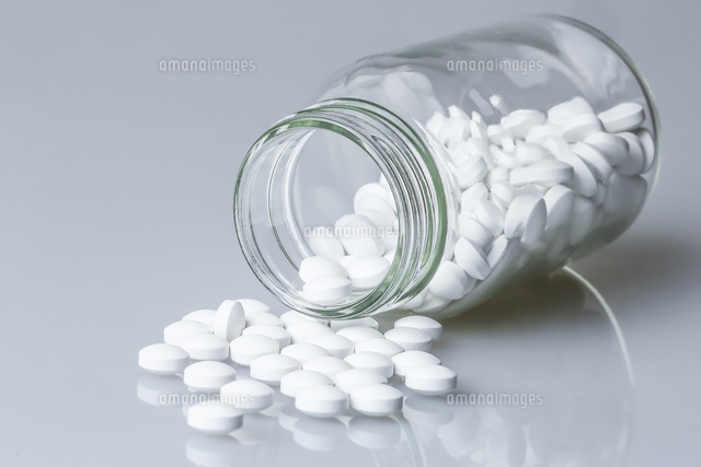 瓶と錠剤 の写真素材 イラスト素材 アマナイメージズ