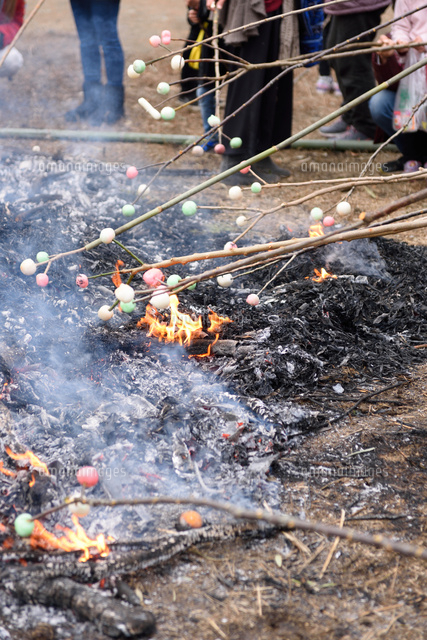どんど焼き の写真素材 イラスト素材 アマナイメージズ
