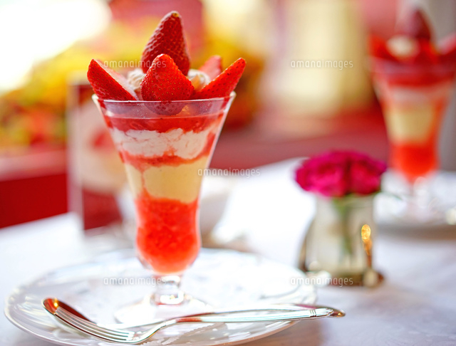 ストロベリーパフェ の写真素材 イラスト素材 アマナイメージズ