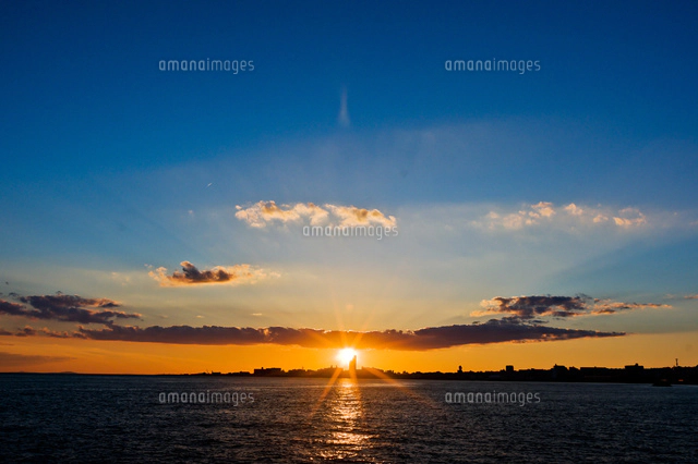 夕日と海と街並[11023022942]の写真・イラスト素材｜アマナイメージズ