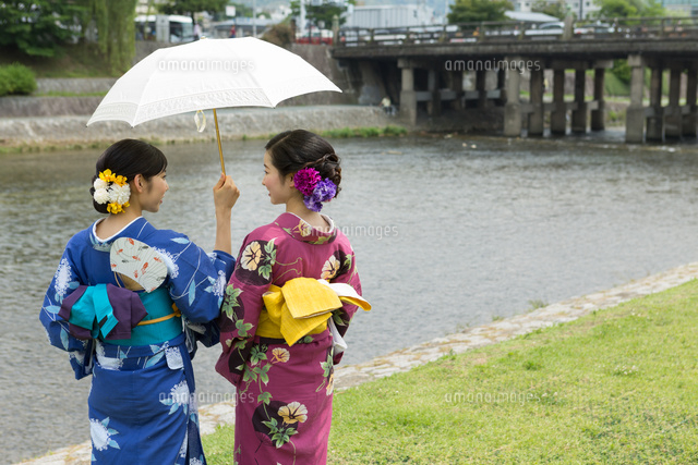 京都浴衣でさんぽ の写真素材 イラスト素材 アマナイメージズ