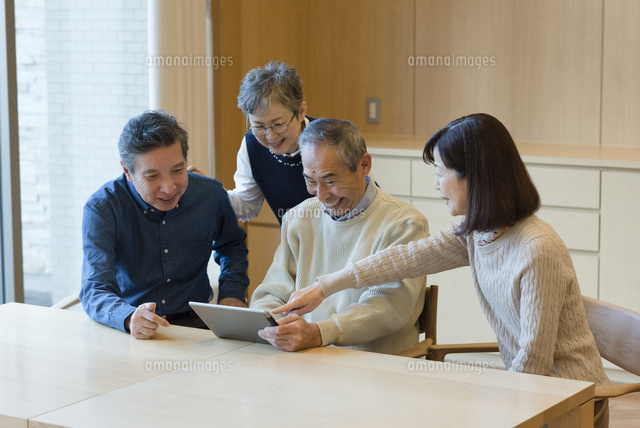 シニアの英会話スクール の写真素材 イラスト素材 アマナイメージズ