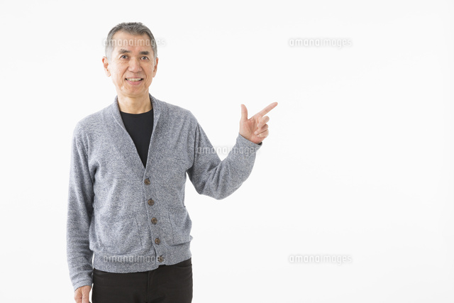 指をさすシニアの男性 の写真素材 イラスト素材 アマナイメージズ