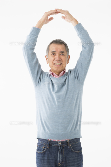 丸印を作るシニアの男性 の写真素材 イラスト素材 アマナイメージズ