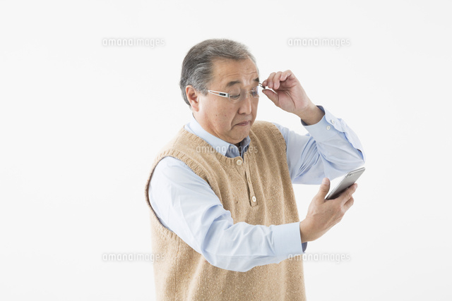 老眼イメージ シニアの男性 11023024778 の写真素材 イラスト素材 アマナイメージズ