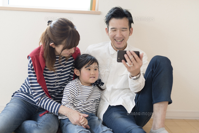 仲良し親子3人 の写真素材 イラスト素材 アマナイメージズ