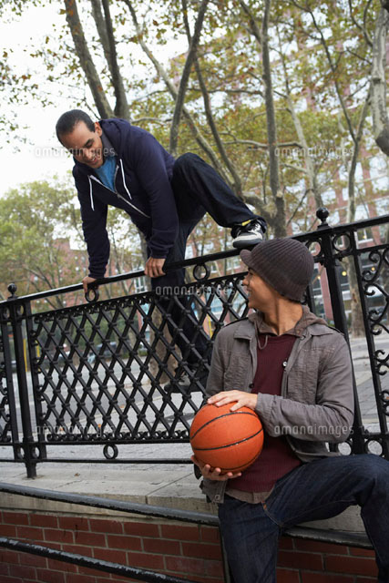Teenagers With Basketball の写真素材 イラスト素材 アマナイメージズ