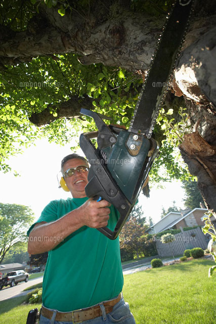 Man Holding Chainsaw の写真素材 イラスト素材 アマナイメージズ