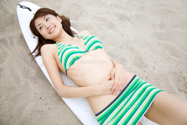 サーフボードの上に寝る水着女性 の写真素材 イラスト素材 アマナイメージズ