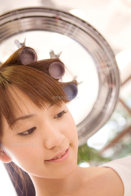ヘアサロンでパーマをかける女性 の写真素材 イラスト素材 アマナイメージズ