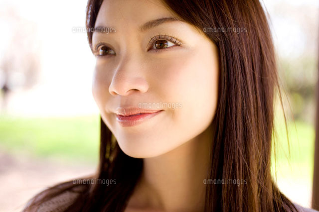 日陰で休む女性 の写真素材 イラスト素材 アマナイメージズ