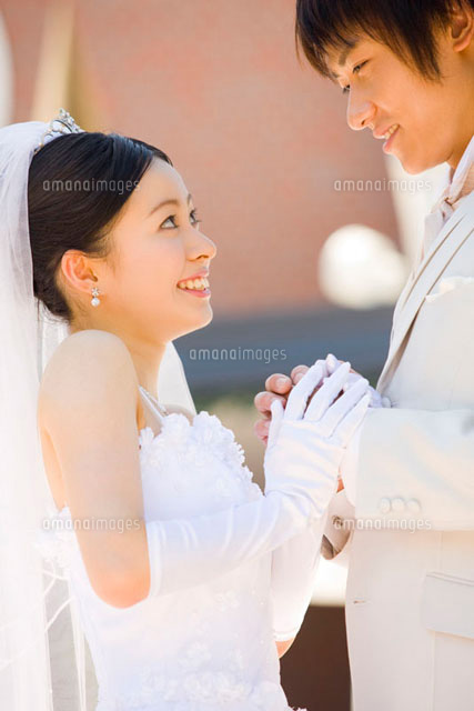 手を取り合う新郎 新婦 の写真素材 イラスト素材 アマナイメージズ