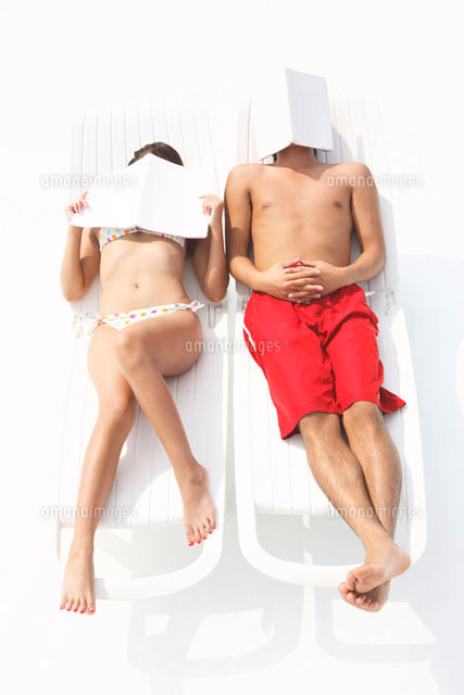 サマーベッドで眠るカップル の写真素材 イラスト素材 アマナイメージズ