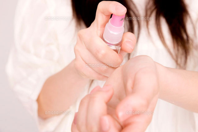 香水をつける女性 の写真素材 イラスト素材 アマナイメージズ