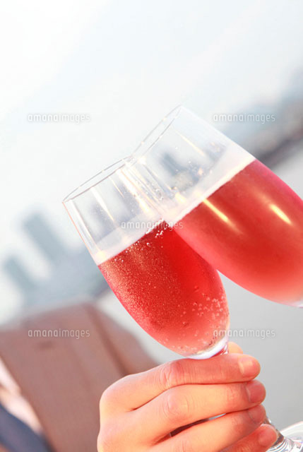 ワインのロゼで乾杯をしている男性 の写真素材 イラスト素材 アマナイメージズ