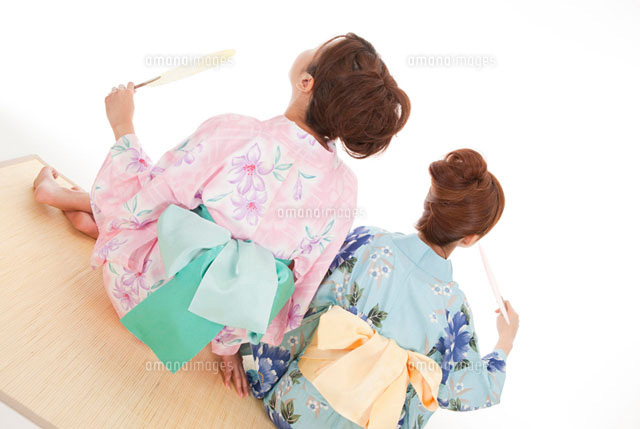 座って団扇で扇ぐ浴衣女性2人の後姿 の写真素材 イラスト素材 アマナイメージズ