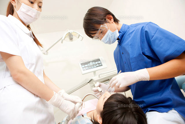 治療をする男性歯科医と歯科衛生士 の写真素材 イラスト素材 アマナイメージズ