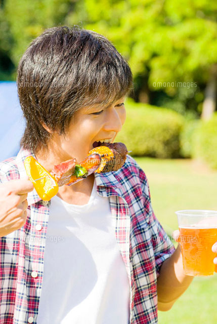 お肉を食べる男性 の写真素材 イラスト素材 アマナイメージズ