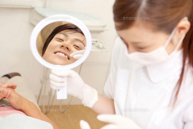 手鏡で治療の確認をする歯科衛生士と男性患者 の写真素材 イラスト素材 アマナイメージズ