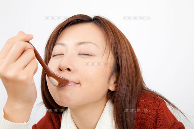 スプーンでスープを飲む女性 の写真素材 イラスト素材 アマナイメージズ