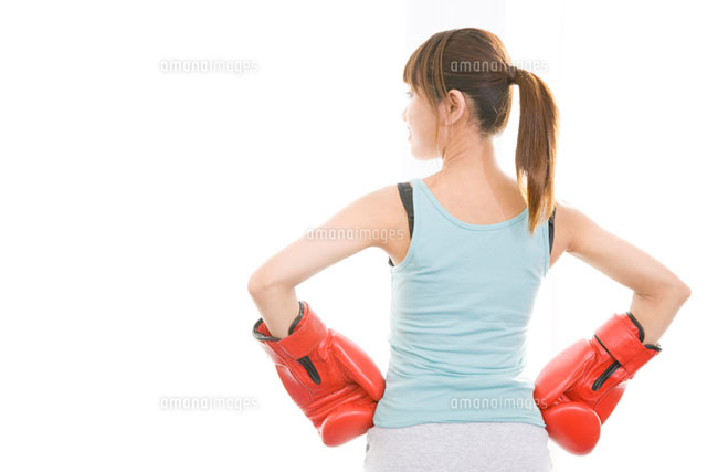 ボクシンググローブをはめた女性の後ろ姿 の写真素材 イラスト素材 アマナイメージズ