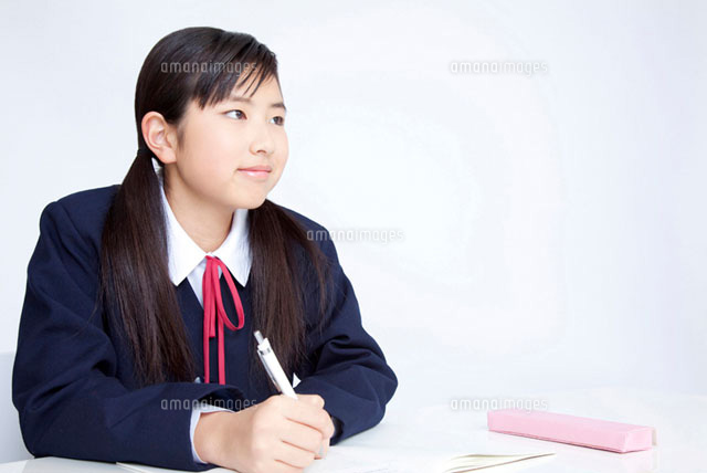 勉強中の女子中学生 の写真素材 イラスト素材 アマナイメージズ