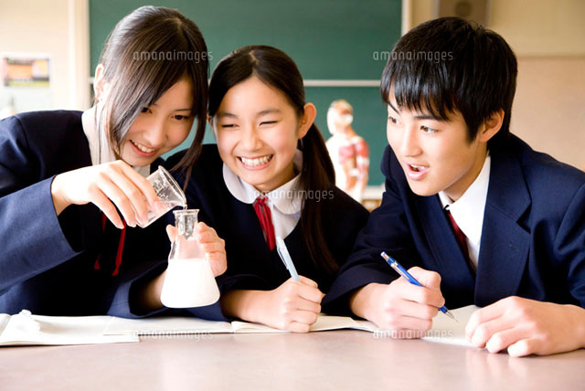 理科の実験をする中学生3人 の写真素材 イラスト素材 アマナイメージズ