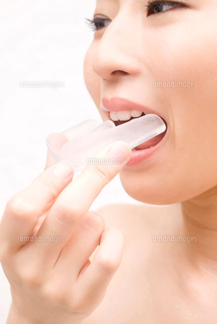 マウスピースをつける女性 の写真素材 イラスト素材 アマナイメージズ